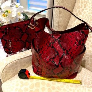 Carry all red snake tote with matching makeup bag!w/ long strap. New-w/o tag